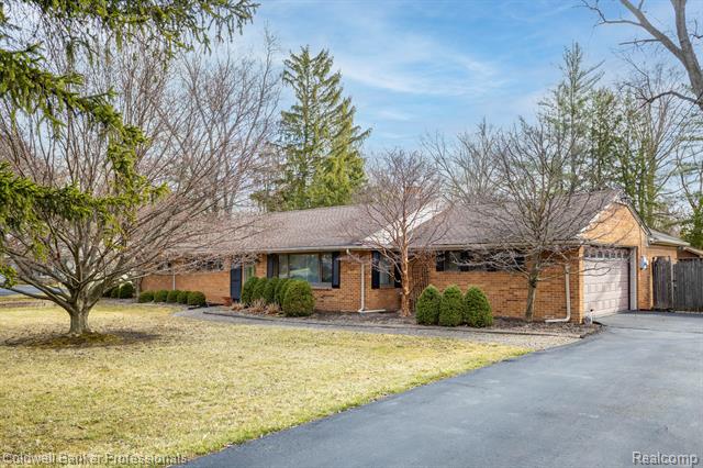 front view picture of 25180 Peekskill, Southfield, MI. 48033