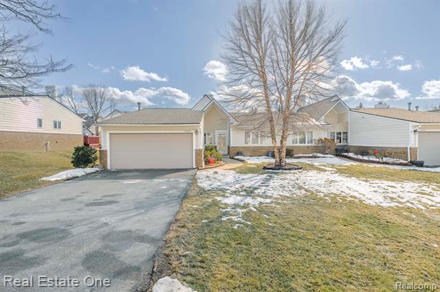 front view picture of 35295 Hillside Dr, Farmington, MI. 48335