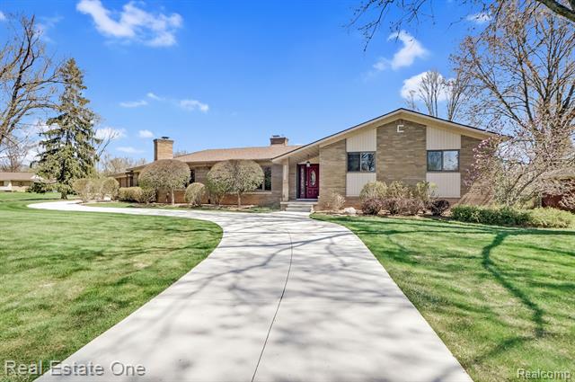 front view picture of 31896 Staman Cir, Farmington, MI. 48336