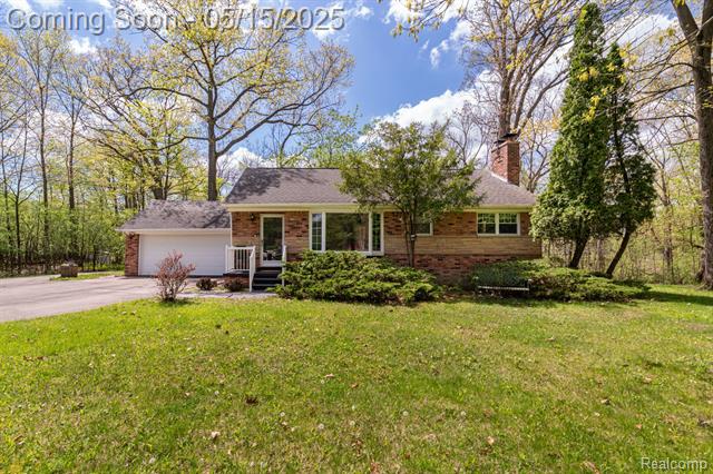 front view picture of 25395 Edgemont Dr, Southfield, MI. 48033
