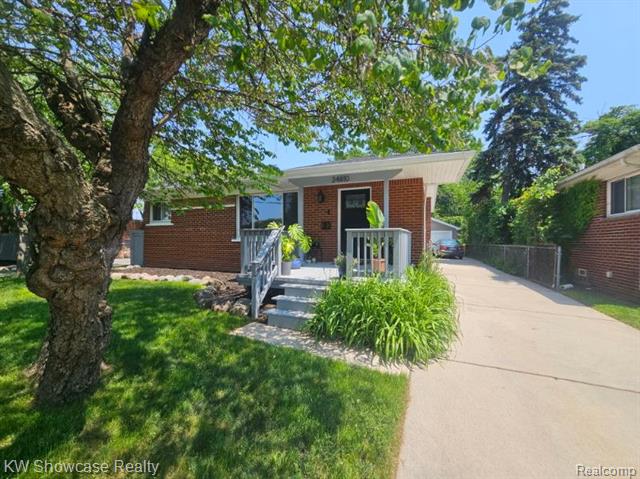 front view picture of 24810 Roanoke Ave, Oak Park, MI. 48237