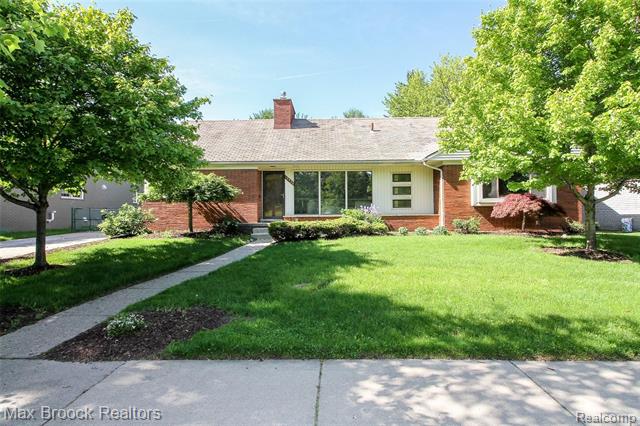 front view picture of 12930 Wales Ave, Huntington Woods, MI. 48070