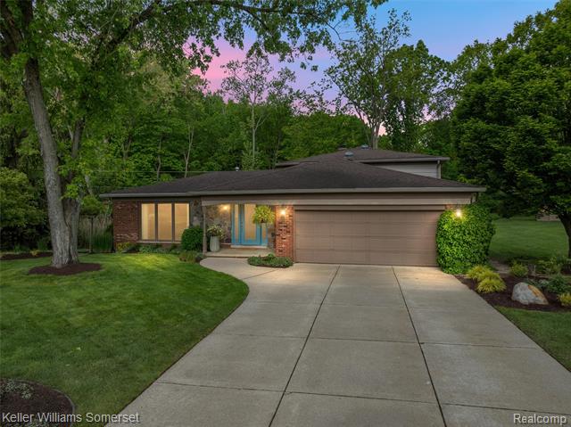 front view picture of 24915 Lakeland St, Farmington, MI. 48336
