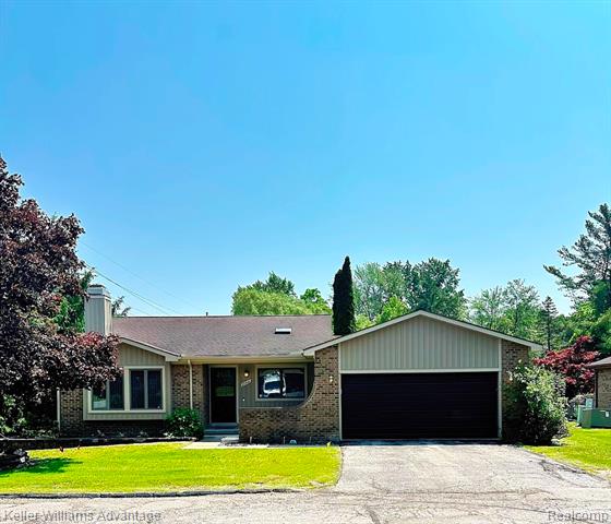 front view picture of 31441 Orchard Brook Ct, Farmington, MI. 48336