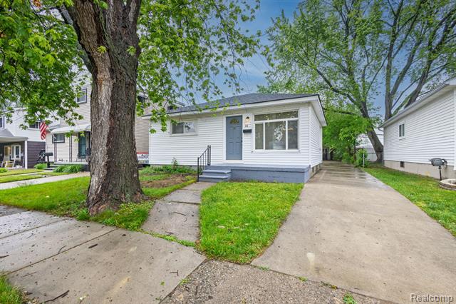 front view picture of 449 W Mahan Ave, Hazel Park, MI. 48030
