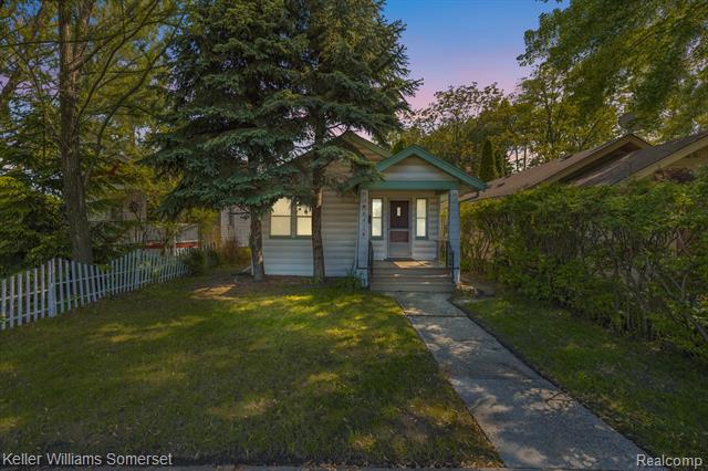 front view picture of 842 E 10 Mile Rd, Ferndale, MI. 48220