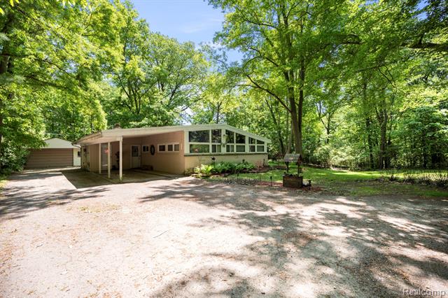 front view picture of 25022 Pimlico Ct, Farmington, MI. 48336