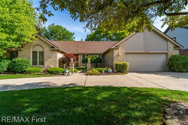 front view picture of 37860 Stableview Dr, Farmington, MI. 48335