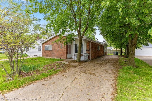 front view picture of 80 E Mahan Ave, Hazel Park, MI. 48030