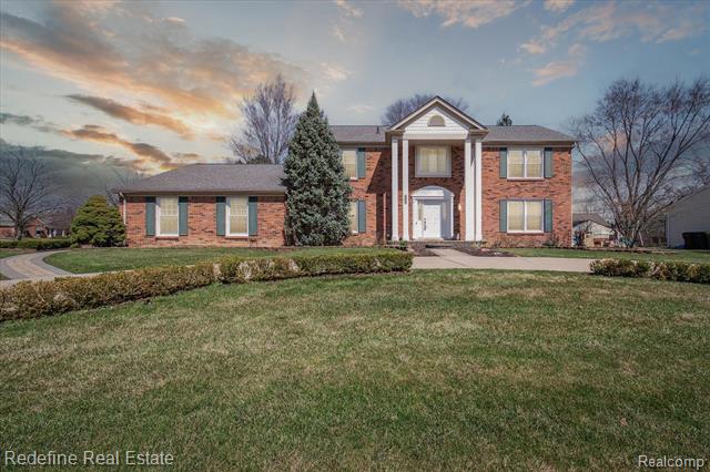 front view picture of 35648 Old Homestead Dr, Farmington, MI. 48335