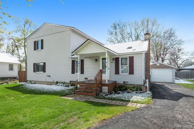 front view picture of 942 Maplewood Avenue, Ypsilanti, MI. 48198