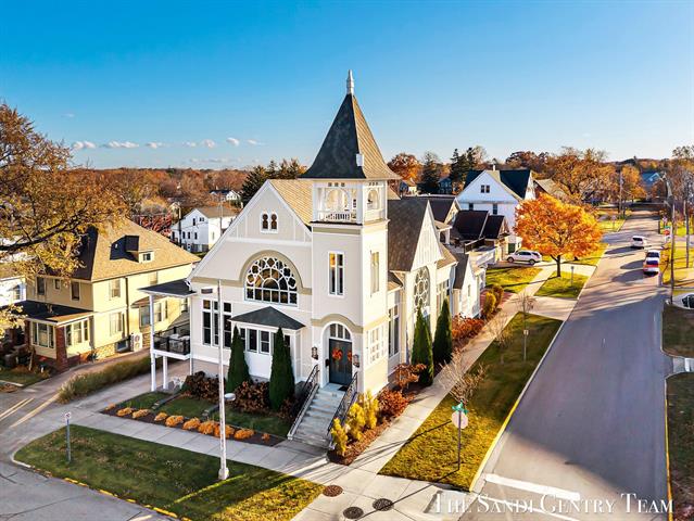 front view picture of 600 Washington Avenue, Grand Haven, MI. 49417