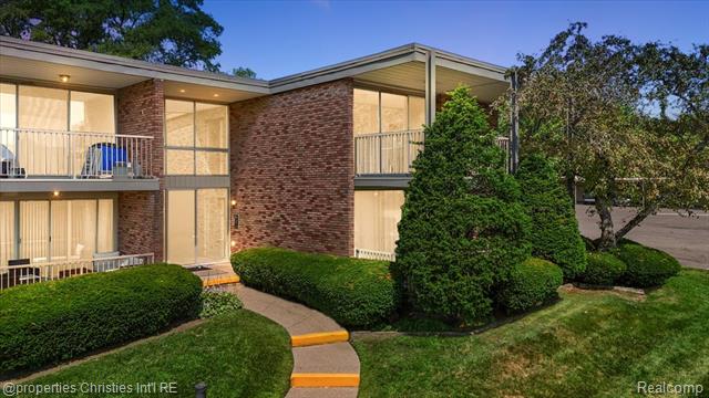 front view picture of 4049 W Maple Rd Apt A101, Bloomfield Hills, MI. 48301