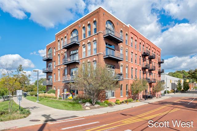 front view picture of 801 Monroenw  Avenue, Grand Rapids, MI. 49503