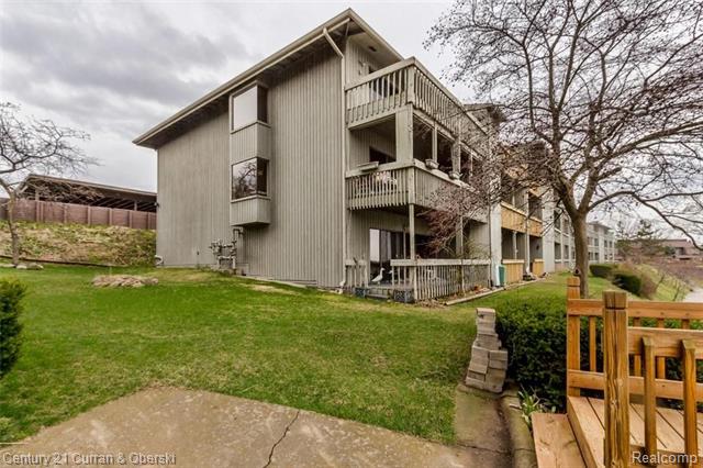 front view picture of 893 Cliffs, Ypsilanti, MI. 48198
