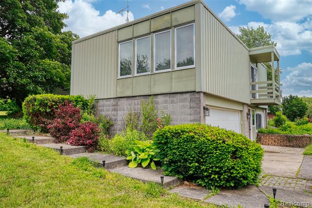 front view picture of 5215 Scenicvue Drive, Flint, MI. 48532