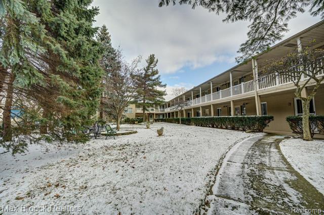 front view picture of 475 S Adams Rd Apt 19, Birmingham, MI. 48009
