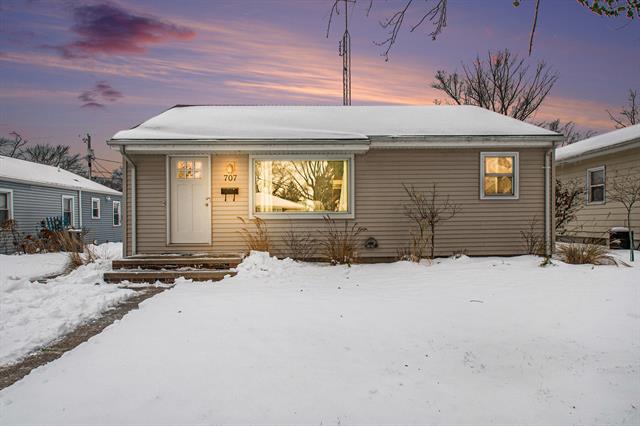 front view picture of 707 Botham Avenue, Saint Joseph, MI. 49085