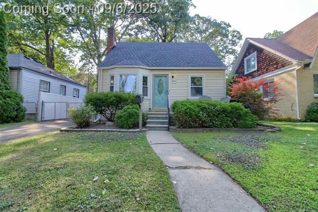 front view picture of 1412 Etowah Ave, Royal Oak, MI. 48067