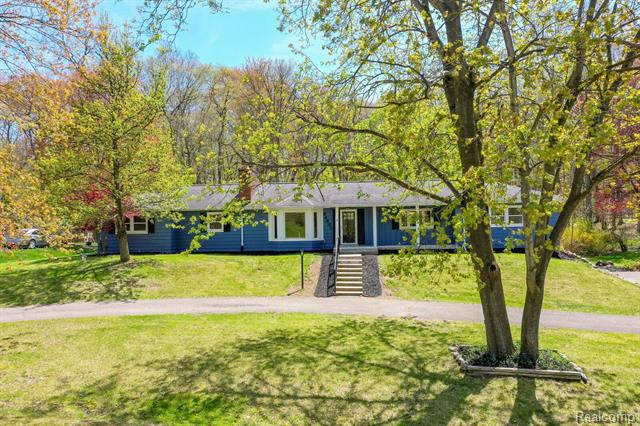 front view picture of 34601 Brittany Dr, Farmington, MI. 48335