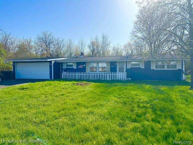 front view picture of 1439 S Elms Road, Flint, MI. 48532