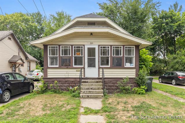 front view picture of 725 Allen Avenue, Muskegon, MI. 49442