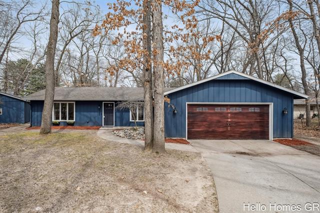 front view picture of 7269 Thorncrestse  Drive, Ada, MI. 49301