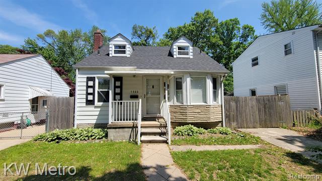 front view picture of 1323 Longfellow Ave, Royal Oak, MI. 48067