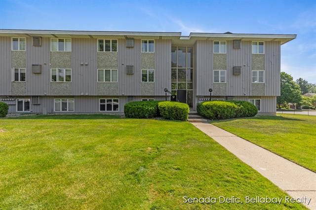 front view picture of 2623 Ridgecroftse  Drive, Grand Rapids, MI. 49546
