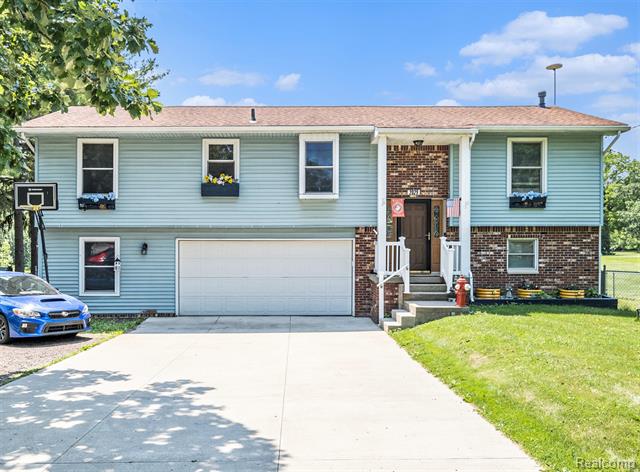 front view picture of 2029 N Long Lake Road, Fenton, MI. 48430