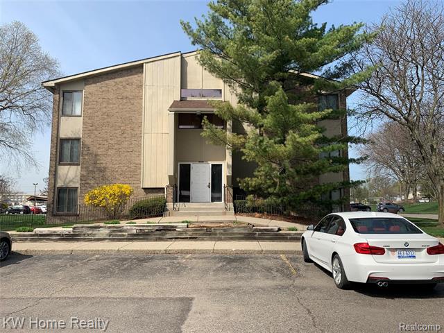 front view picture of 30535 W 14 Mile Rd Apt 12, Farmington, MI. 48334