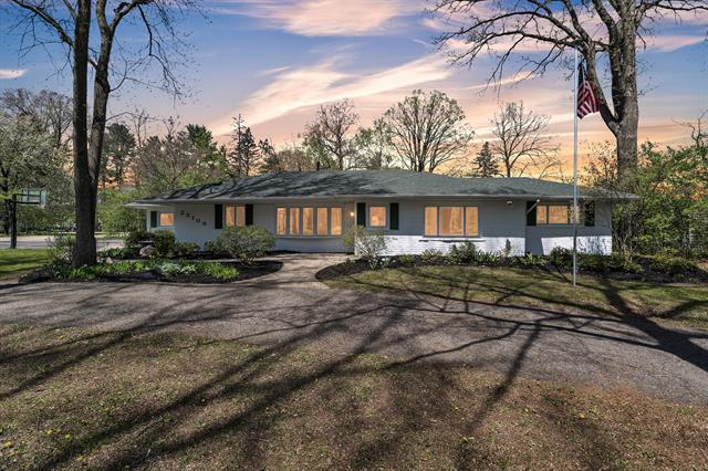 front view picture of 25109 Westmoreland Dr, Farmington, MI. 48336