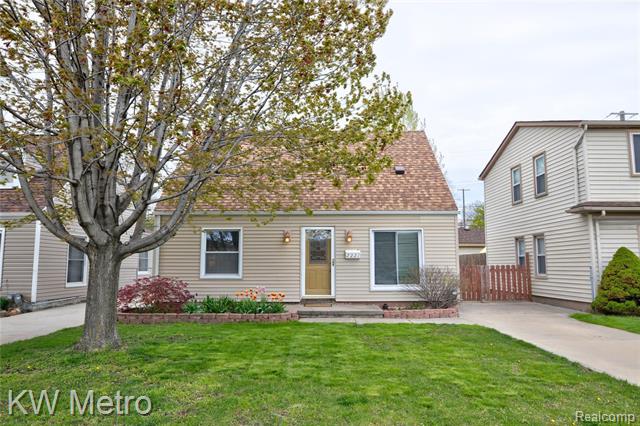 front view picture of 2221 E 10 Mile Rd, Royal Oak, MI. 48067