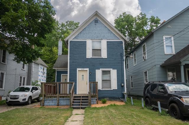 front view picture of 819 Oakland Drive, Kalamazoo, MI. 49008