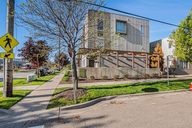 front view picture of 600 Douglasnw  Street, Grand Rapids, MI. 49504