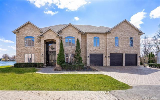 front view picture of 13229 Enid Boulevard, Fenton, MI. 48430
