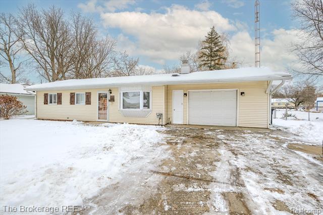 front view picture of 6155 Westdale Drive, Grand Blanc, MI. 48439