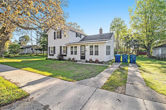 front view picture of 620 N Lakeshore Drive, Ludington, MI. 49431