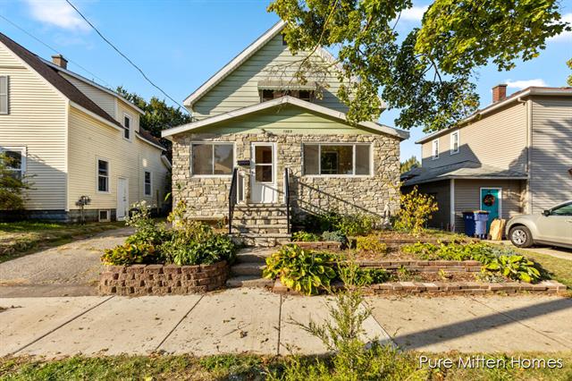front view picture of 1209 Californianw  Street, Grand Rapids, MI. 49504