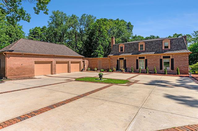front view picture of 1818 Greenbriar Drive, Portage, MI. 49024