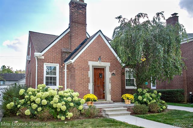 front view picture of 13353 Sherwood Dr, Huntington Woods, MI. 48070