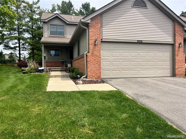 front view picture of 995 Hickory Drive, Brighton, MI. 48116