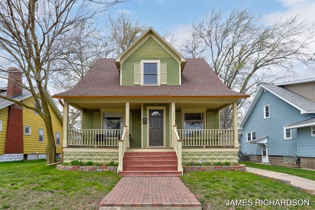 front view picture of 1417 Washington Avenue, Grand Haven, MI. 49417