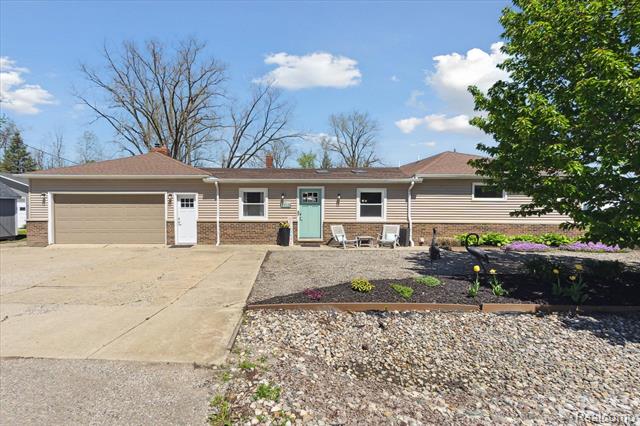 front view picture of 2510 Ruth Drive, Fenton, MI. 48430