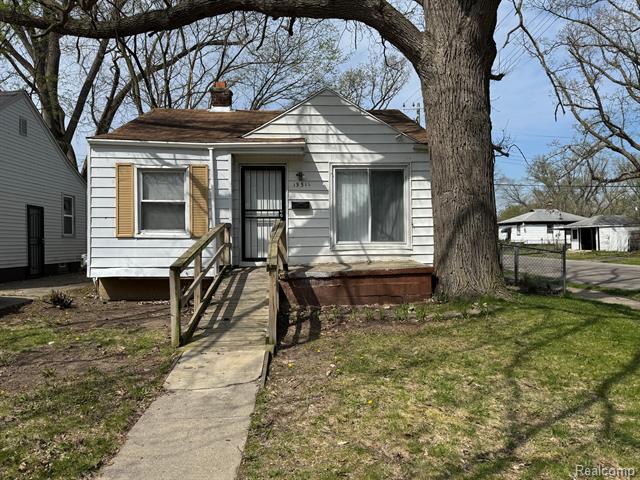 front view picture of 19511 Biltmore Street, Detroit, MI. 48235