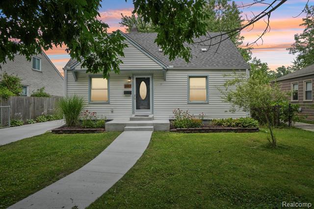 front view picture of 2017 Barrett Ave, Royal Oak, MI. 48067