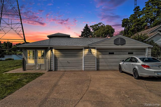 front view picture of 4055 Mitchell Drive, Flint, MI. 48506