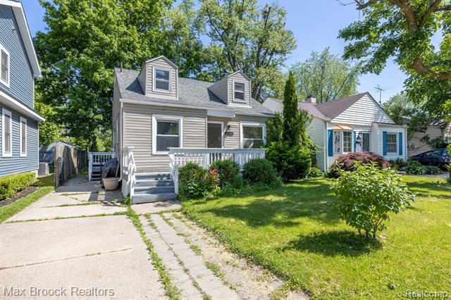 front view picture of 2115 Barrett Ave, Royal Oak, MI. 48067