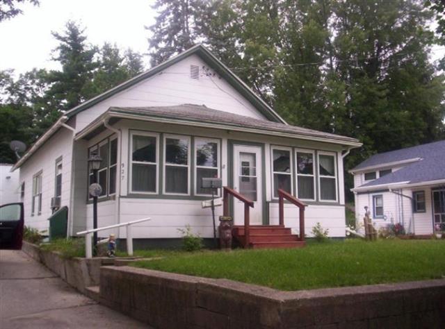 front view picture of 927 W Grove St, Greenville, MI. 48838