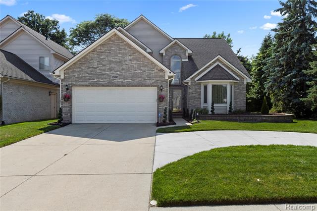 front view picture of 25893 Golf Pointe Dr, Southfield, MI. 48075
